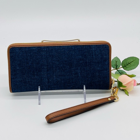 Michael Kors Large Continental Wallet Wristlet - Picture 4 of 8